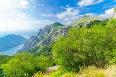 Kotor Körfezi üzerinden Lovcen dağ manzarası
