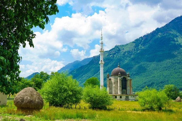 Countryside and a local mosque in Plav area — Stock Photo, Image