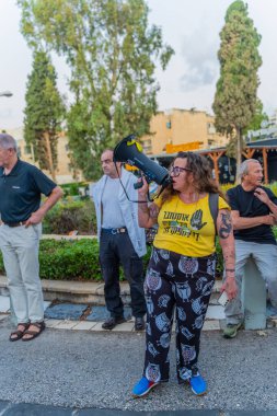 Hayfa, İsrail - 07 Ekim 2025: Halk, koalisyon üyesi MK Ariel Kallner 'in evinin yakınlarındaki rehinelere 2 yıldır protesto ve isim takıyor. Hayfa, İsrail