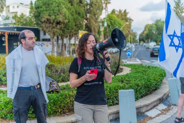 Hayfa, İsrail - 07 Ekim 2025: Halk, koalisyon üyesi MK Ariel Kallner 'in evinin yakınlarındaki rehinelere 2 yıldır protesto ve isim takıyor. Hayfa, İsrail