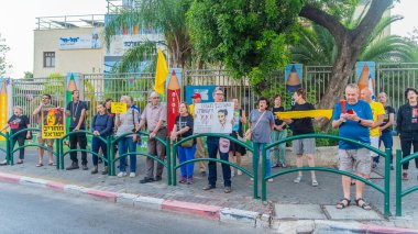 Hayfa, İsrail - 07 Ekim 2025: Halk, koalisyon üyesi MK Ariel Kallner 'in evinin yakınlarındaki rehinelere 2 yıldır protesto ve isim takıyor. Hayfa, İsrail