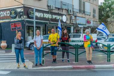 Hayfa, İsrail - 07 Ekim 2025: Halk, koalisyon üyesi MK Ariel Kallner 'in evinin yakınlarındaki rehinelere 2 yıldır protesto ve isim takıyor. Hayfa, İsrail