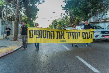Hayfa, İsrail - 07 Ekim 2025: Halk, koalisyon üyesi MK Ariel Kallner 'in evinin yakınlarındaki rehinelere 2 yıldır protesto ve isim takıyor. Hayfa, İsrail