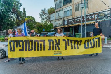 Hayfa, İsrail - 07 Ekim 2025: Halk, koalisyon üyesi MK Ariel Kallner 'in evinin yakınlarındaki rehinelere 2 yıldır protesto ve isim takıyor. Hayfa, İsrail