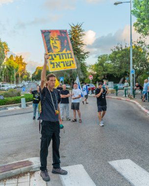 Hayfa, İsrail - 07 Ekim 2025: Halk, koalisyon üyesi MK Ariel Kallner 'in evinin yakınlarındaki rehinelere 2 yıldır protesto ve isim takıyor. Hayfa, İsrail