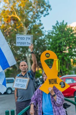 Hayfa, İsrail - 07 Ekim 2025: Halk, koalisyon üyesi MK Ariel Kallner 'in evinin yakınlarındaki rehinelere 2 yıldır protesto ve isim takıyor. Hayfa, İsrail