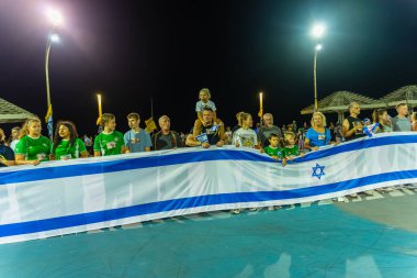 Hayfa, İsrail - 07 Ekim 2025: Sosyal etkinlik, tüm rehinelerin serbest bırakılması çağrısı, savaşın ikinci yılında ve esir alınan rehinelerin İsrail Hayfa sahilinde serbest bırakılması