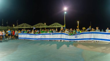 Hayfa, İsrail - 07 Ekim 2025: Sosyal etkinlik, tüm rehinelerin serbest bırakılması çağrısı, savaşın ikinci yılında ve esir alınan rehinelerin İsrail Hayfa sahilinde serbest bırakılması