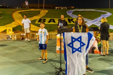 Hayfa, İsrail - 07 Ekim 2025: Dr. Daniela Mazor, savaşın ikinci yılında İsrail 'in Hayfa plajında bir sosyal etkinlikte kalabalığa sesleniyor.