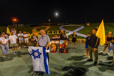 Hayfa, İsrail - 07 Ekim 2025: Belediye Başkanı Yona Yahav, savaşın ikinci yılında İsrail 'in Hayfa plajında bir sosyal etkinlikte kalabalığa sesleniyor.