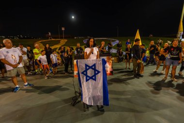 Hayfa, İsrail - 07 Ekim 2025: Düşen askerlerin anneleri, savaşın ikinci yılında, İsrail 'in Hayfa plajında, esirlerin tutulduğu bir sosyal etkinlikte kalabalığa sesleniyor.