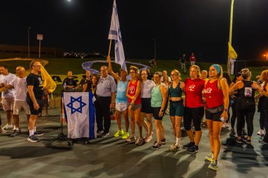 Hayfa, İsrail - 07 Ekim 2025: Sosyal etkinlik, tüm rehinelerin serbest bırakılması çağrısı, savaşın ikinci yılında ve esir alınan rehinelerin İsrail Hayfa sahilinde serbest bırakılması