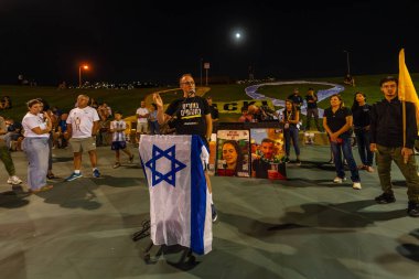 Hayfa, İsrail - Ekim 07, 2025: Gadi Amihai, savaşın ikinci yılında, İsrail 'in Hayfa plajında, esir alınmış rehineler ve sosyal bir etkinlikte kalabalığa sesleniyor.