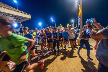 Hayfa, İsrail - 07 Ekim 2025: Sosyal etkinlik, tüm rehinelerin serbest bırakılması çağrısı, savaşın ikinci yılında ve esir alınan rehinelerin İsrail Hayfa sahilinde serbest bırakılması