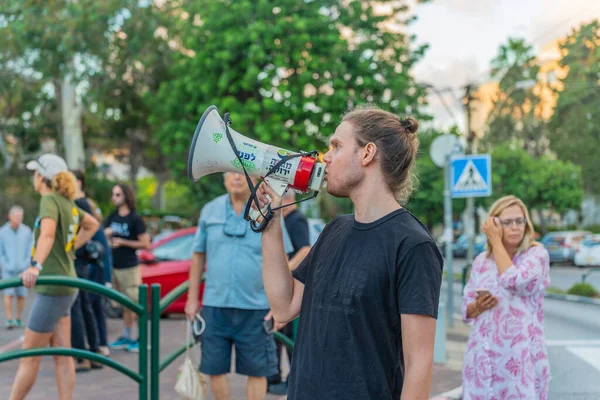 Hayfa, İsrail - 07 Ekim 2025: Halk, koalisyon üyesi MK Ariel Kallner 'in evinin yakınlarındaki rehinelere 2 yıldır protesto ve isim takıyor. Hayfa, İsrail