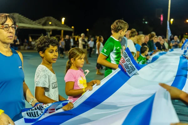 Hayfa, İsrail - 07 Ekim 2025: Sosyal etkinlik, tüm rehinelerin serbest bırakılması çağrısı, savaşın ikinci yılında ve esir alınan rehinelerin İsrail Hayfa sahilinde serbest bırakılması