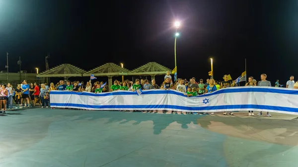 Hayfa, İsrail - 07 Ekim 2025: Sosyal etkinlik, tüm rehinelerin serbest bırakılması çağrısı, savaşın ikinci yılında ve esir alınan rehinelerin İsrail Hayfa sahilinde serbest bırakılması