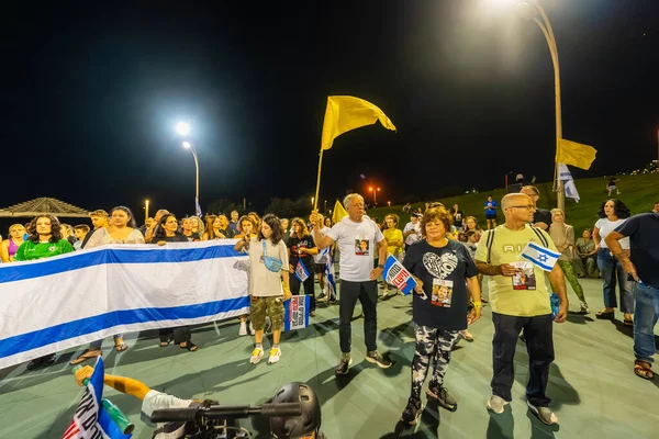 Hayfa, İsrail - 07 Ekim 2025: Sosyal etkinlik, tüm rehinelerin serbest bırakılması çağrısı, savaşın ikinci yılında ve esir alınan rehinelerin İsrail Hayfa sahilinde serbest bırakılması