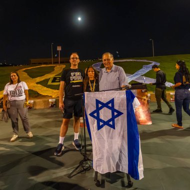 Hayfa, İsrail - 07 Ekim 2025: Sosyal etkinlik, tüm rehinelerin serbest bırakılması çağrısı, savaşın ikinci yılında ve esir alınan rehinelerin İsrail Hayfa sahilinde serbest bırakılması