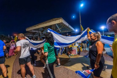 Hayfa, İsrail - 07 Ekim 2025: Sosyal etkinlik, tüm rehinelerin serbest bırakılması çağrısı, savaşın ikinci yılında ve esir alınan rehinelerin İsrail Hayfa sahilinde serbest bırakılması