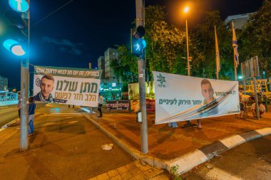 Kiryat Bialik, İsrail - 09 Ekim 2025: İnsanlar, İsrail 'in Kiryat Bialik kentinde yapılan ateşkes anlaşmasının ardından Rehine Matan Angrest' in serbest bırakılmasını kutluyorlar