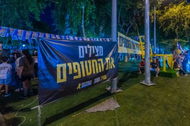 Kiryat Bialik, İsrail - 09 Ekim 2025: İnsanlar, İsrail 'in Kiryat Bialik kentinde yapılan ateşkes anlaşmasının ardından Rehine Matan Angrest' in serbest bırakılmasını kutluyorlar