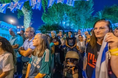 Kiryat Bialik, İsrail - 09 Ekim 2025: İnsanlar, İsrail 'in Kiryat Bialik kentinde yapılan ateşkes anlaşmasının ardından Rehine Matan Angrest' in serbest bırakılmasını kutluyorlar