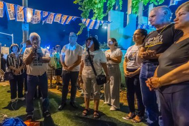 Kiryat Bialik, İsrail - 09 Ekim 2025: İnsanlar, İsrail 'in Kiryat Bialik kentinde yapılan ateşkes anlaşmasının ardından Rehine Matan Angrest' in serbest bırakılmasını kutluyorlar