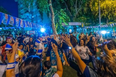 Kiryat Bialik, İsrail - 09 Ekim 2025: İnsanlar, İsrail 'in Kiryat Bialik kentinde yapılan ateşkes anlaşmasının ardından Rehine Matan Angrest' in serbest bırakılmasını kutluyorlar