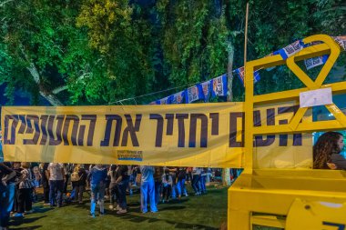 Kiryat Bialik, İsrail - 09 Ekim 2025: İnsanlar, İsrail 'in Kiryat Bialik kentinde yapılan ateşkes anlaşmasının ardından Rehine Matan Angrest' in serbest bırakılmasını kutluyorlar