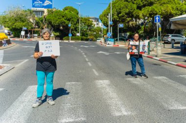 Hayfa, İsrail - 10 Ekim 2025: Tabela ve bayraklı insanların günlük protesto gösterileri, rehineleri desteklemek, Hayfa, İsrail 'deki ateşkesi kutlamak