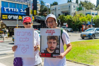 Hayfa, İsrail - 10 Ekim 2025: Tabela ve bayraklı insanların günlük protesto gösterileri, rehineleri desteklemek, Hayfa, İsrail 'deki ateşkesi kutlamak