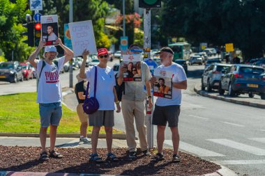 Hayfa, İsrail - 10 Ekim 2025: Tabela ve bayraklı insanların günlük protesto gösterileri, rehineleri desteklemek, Hayfa, İsrail 'deki ateşkesi kutlamak