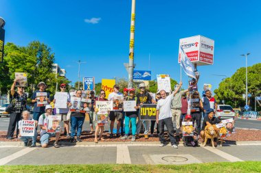 Hayfa, İsrail - 10 Ekim 2025: Tabela ve bayraklı insanların günlük protesto gösterileri, rehineleri desteklemek, Hayfa, İsrail 'deki ateşkesi kutlamak