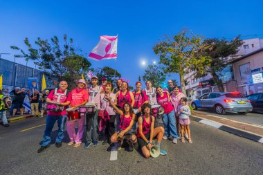 Hayfa, İsrail - 11 Ekim 2025: İnsanlar savaşı sona erdirmek için yapılan ateşkesi destekleyen ve rehineleri serbest bırakan bir protesto yürüyüşüne (Pembe Cephe Grubu) katılıyor. Hayfa, İsrail