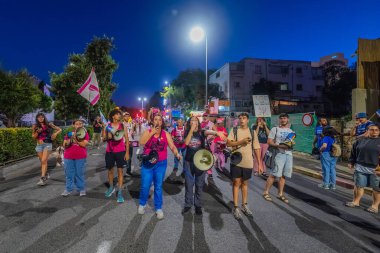Hayfa, İsrail - 11 Ekim 2025: İnsanlar savaşı sona erdirmek için yapılan ateşkesi destekleyen ve rehineleri serbest bırakan bir protesto yürüyüşüne (Pembe Cephe Grubu) katılıyor. Hayfa, İsrail