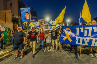 Hayfa, İsrail - 11 Ekim 2025: IDF 'ye karşı yapılan protestolar Hava Kuvvetleri Navigatörü Asaf Dagan' ı şehit asker olarak tanımıyor ama sivil Jabo Erlich 'i bir asker olarak tanıyor. Protesto mitingi, Hayfa, İsrail