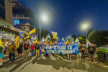 Hayfa, İsrail - 11 Ekim 2025: Çeşitli tabelaları ve bayrakları olan insanlar, savaşı sona erdirmek ve rehineleri serbest bırakmak için ateşkesi destekleyen bir protesto mitingine katıldılar. Hayfa, İsrail