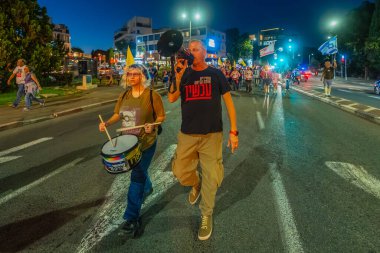 Hayfa, İsrail - 11 Ekim 2025: Çeşitli tabelaları ve bayrakları olan insanlar, savaşı sona erdirmek ve rehineleri serbest bırakmak için ateşkesi destekleyen bir protesto mitingine katıldılar. Hayfa, İsrail