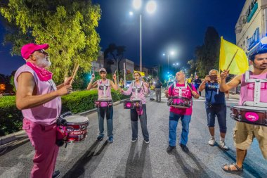 Hayfa, İsrail - 11 Ekim 2025: İnsanlar savaşı sona erdirmek için yapılan ateşkesi destekleyen ve rehineleri serbest bırakan bir protesto yürüyüşüne (Pembe Cephe Grubu) katılıyor. Hayfa, İsrail