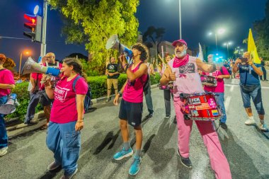 Hayfa, İsrail - 11 Ekim 2025: İnsanlar savaşı sona erdirmek için yapılan ateşkesi destekleyen ve rehineleri serbest bırakan bir protesto yürüyüşüne (Pembe Cephe Grubu) katılıyor. Hayfa, İsrail