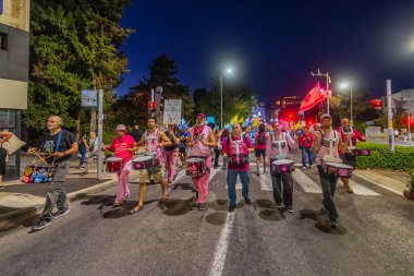 Hayfa, İsrail - 11 Ekim 2025: İnsanlar savaşı sona erdirmek için yapılan ateşkesi destekleyen ve rehineleri serbest bırakan bir protesto yürüyüşüne (Pembe Cephe Grubu) katılıyor. Hayfa, İsrail