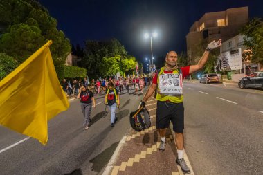 Hayfa, İsrail - 11 Ekim 2025: Çeşitli tabelaları ve bayrakları olan insanlar, savaşı sona erdirmek ve rehineleri serbest bırakmak için ateşkesi destekleyen bir protesto mitingine katıldılar. Hayfa, İsrail