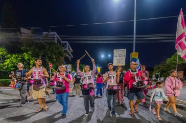 Hayfa, İsrail - 11 Ekim 2025: İnsanlar savaşı sona erdirmek için yapılan ateşkesi destekleyen ve rehineleri serbest bırakan bir protesto yürüyüşüne (Pembe Cephe Grubu) katılıyor. Hayfa, İsrail