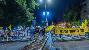 Hayfa, İsrail - 11 Ekim 2025: Çeşitli tabelaları ve bayrakları olan insanlar, savaşı sona erdirmek ve rehineleri serbest bırakmak için ateşkesi destekleyen bir protesto mitingine katıldılar. Hayfa, İsrail