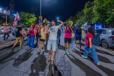 Hayfa, İsrail - 11 Ekim 2025: İnsanlar savaşı sona erdirmek için yapılan ateşkesi destekleyen ve rehineleri serbest bırakan bir protesto yürüyüşüne (Pembe Cephe Grubu) katılıyor. Hayfa, İsrail