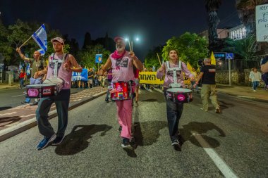 Hayfa, İsrail - 11 Ekim 2025: İnsanlar savaşı sona erdirmek için yapılan ateşkesi destekleyen ve rehineleri serbest bırakan bir protesto yürüyüşüne (Pembe Cephe Grubu) katılıyor. Hayfa, İsrail