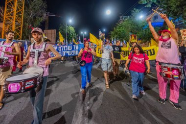 Hayfa, İsrail - 11 Ekim 2025: İnsanlar savaşı sona erdirmek için yapılan ateşkesi destekleyen ve rehineleri serbest bırakan bir protesto yürüyüşüne (Pembe Cephe Grubu) katılıyor. Hayfa, İsrail