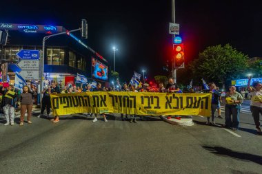 Hayfa, İsrail - 11 Ekim 2025: Çeşitli tabela ve bayraklı bir kalabalık, savaşı sona erdirmek ve rehineleri serbest bırakmak için ateşkesi destekleyen bir protesto mitingine katıldı. Hayfa, İsrail