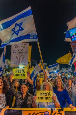 Hayfa, İsrail - 11 Ekim 2025: Çeşitli tabela ve bayraklı bir kalabalık, savaşı sona erdirmek ve rehineleri serbest bırakmak için ateşkesi destekleyen bir protesto mitingine katıldı. Hayfa, İsrail